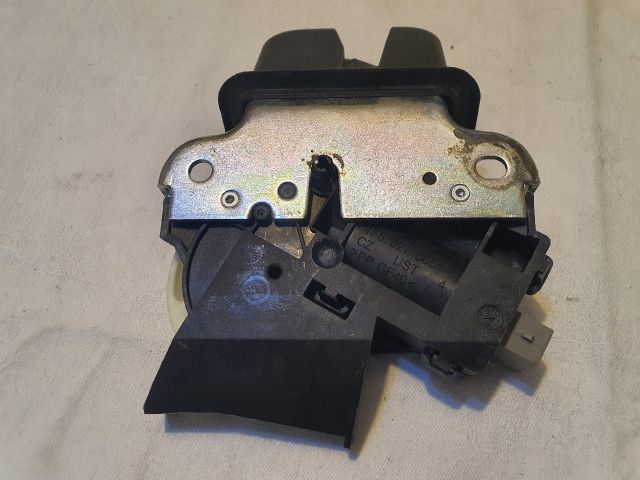 bontott AUDI A4 B8 Csomagtérajtó Zárszerkezet