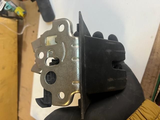 bontott AUDI A4 B8 Csomagtérajtó Zárszerkezet