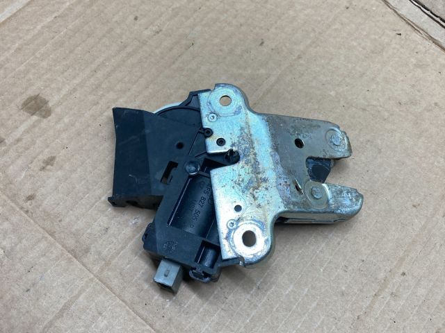 bontott AUDI A4 B8 Csomagtérajtó Zárszerkezet