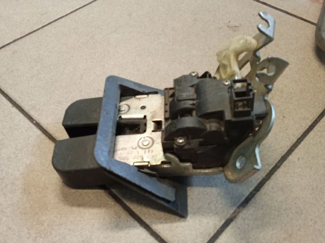 bontott AUDI A4 B8 Csomagtérajtó Zárszerkezet