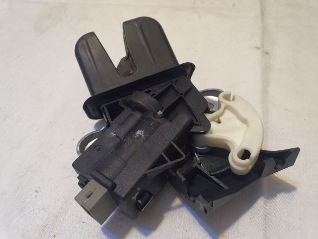 bontott AUDI A4 B8 Csomagtérajtó Zárszerkezet