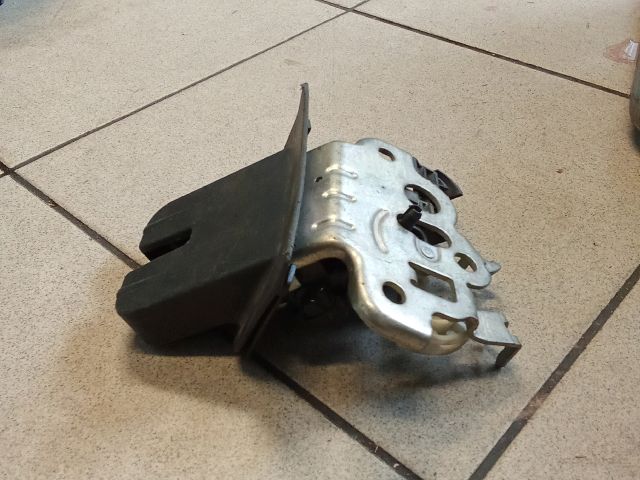 bontott AUDI A4 B8 Csomagtérajtó Zárszerkezet