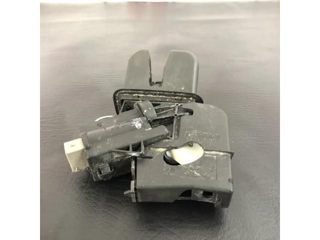 bontott AUDI A4 B8 Csomagtérajtó Zárszerkezet