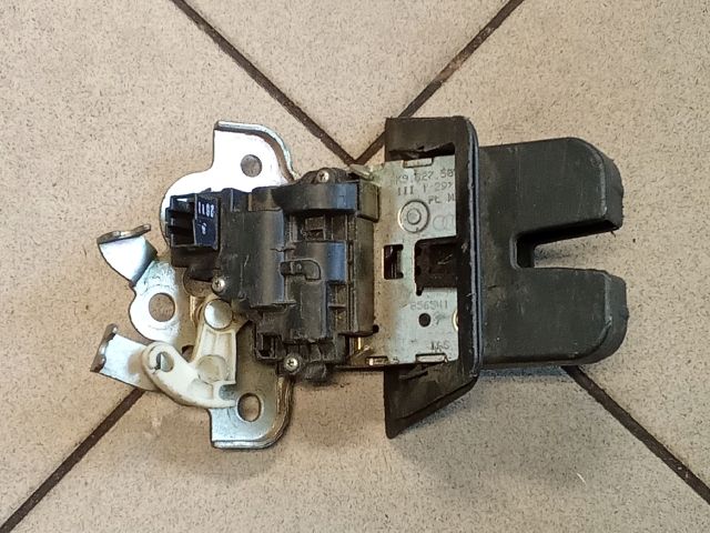 bontott AUDI A4 B8 Csomagtérajtó Zárszerkezet