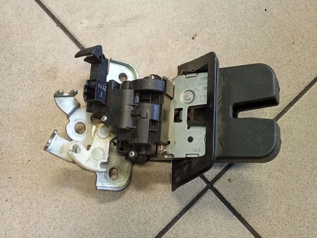 bontott AUDI A4 B8 Csomagtérajtó Zárszerkezet