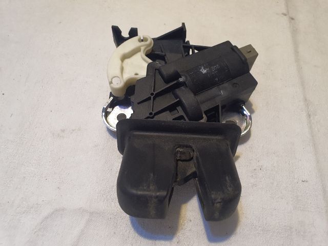 bontott AUDI A4 B8 Csomagtérajtó Zárszerkezet