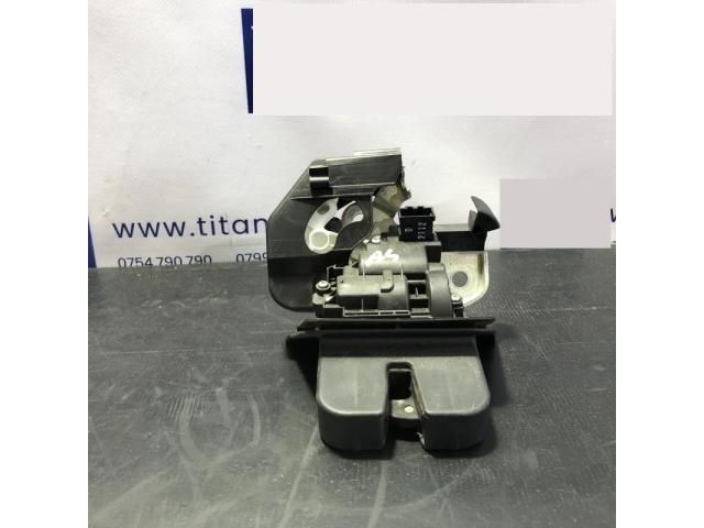 bontott AUDI A4 B8 Csomagtérajtó Zárszerkezet