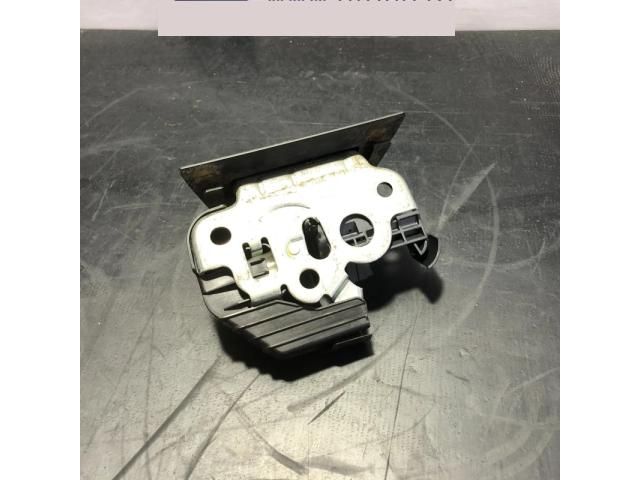 bontott AUDI A4 B8 Csomagtérajtó Zárszerkezet