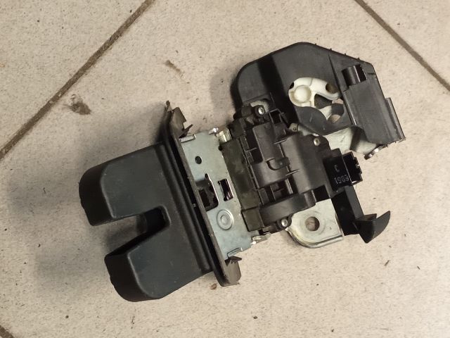 bontott AUDI A4 B8 Csomagtérajtó Zárszerkezet