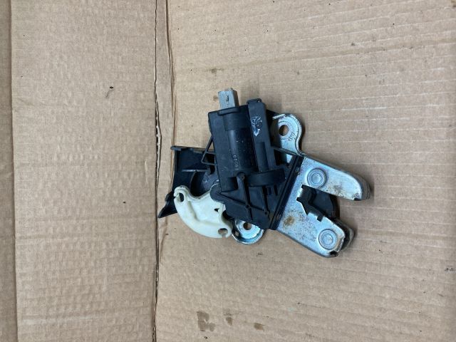 bontott AUDI A4 B8 Csomagtérajtó Zárszerkezet