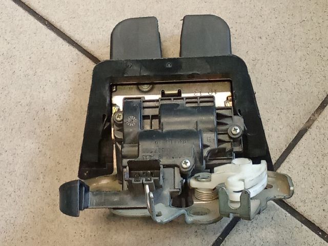 bontott AUDI A4 B8 Csomagtérajtó Zárszerkezet