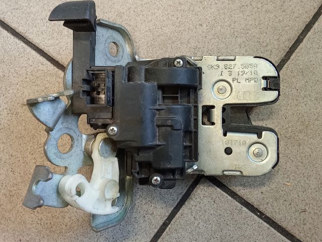 bontott AUDI A4 B8 Csomagtérajtó Zárszerkezet