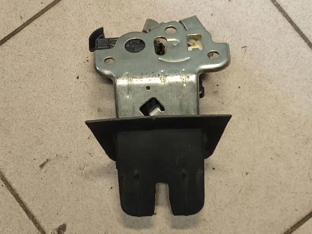 bontott AUDI A4 B8 Csomagtérajtó Zárszerkezet