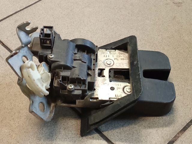 bontott AUDI A4 B8 Csomagtérajtó Zárszerkezet