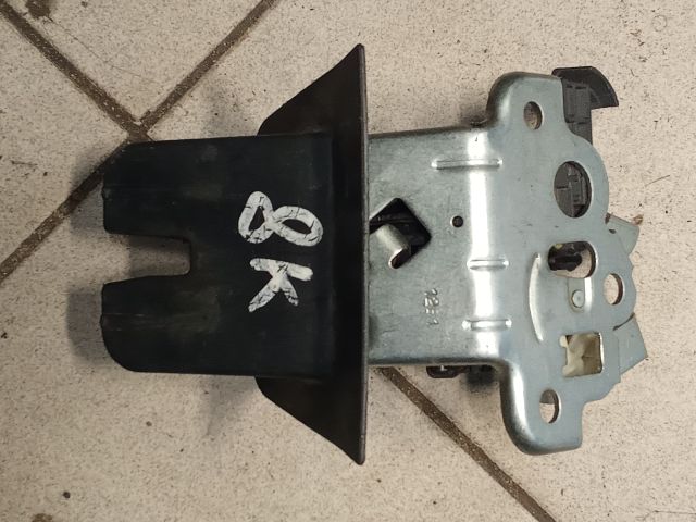 bontott AUDI A4 B8 Csomagtérajtó Zárszerkezet