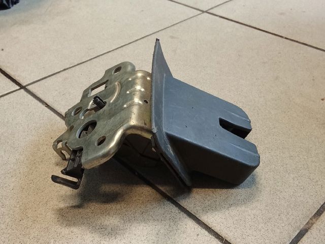 bontott AUDI A4 B8 Csomagtérajtó Zárszerkezet