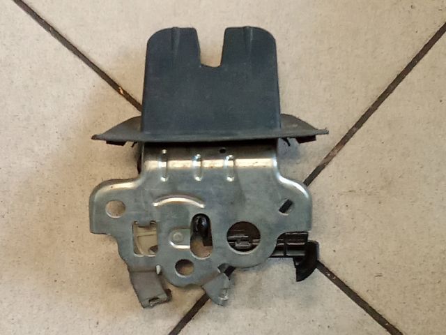 bontott AUDI A4 B8 Csomagtérajtó Zárszerkezet