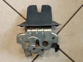 bontott AUDI A4 B8 Csomagtérajtó Zárszerkezet