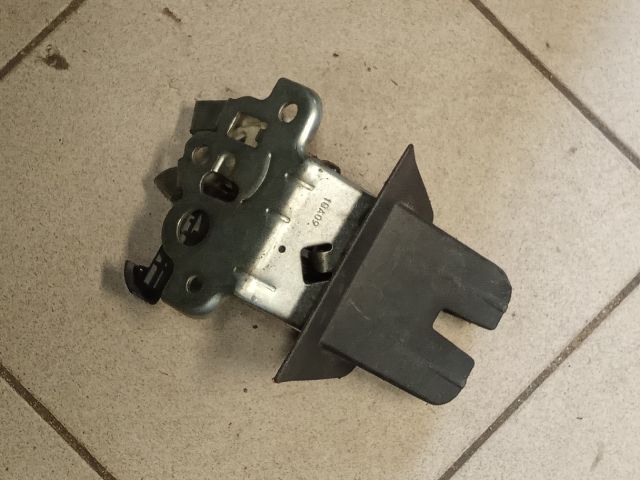 bontott AUDI A4 B8 Csomagtérajtó Zárszerkezet