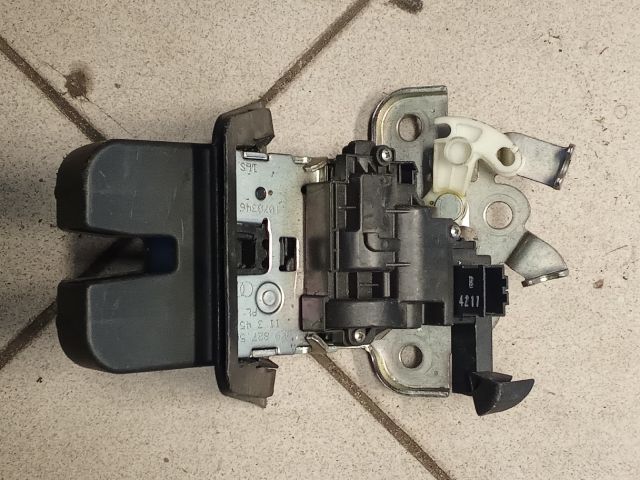 bontott AUDI A4 B8 Csomagtérajtó Zárszerkezet