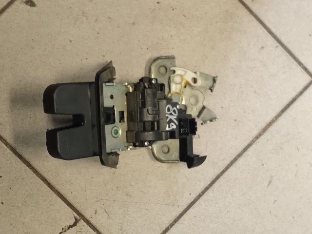 bontott AUDI A4 B8 Csomagtérajtó Zárszerkezet