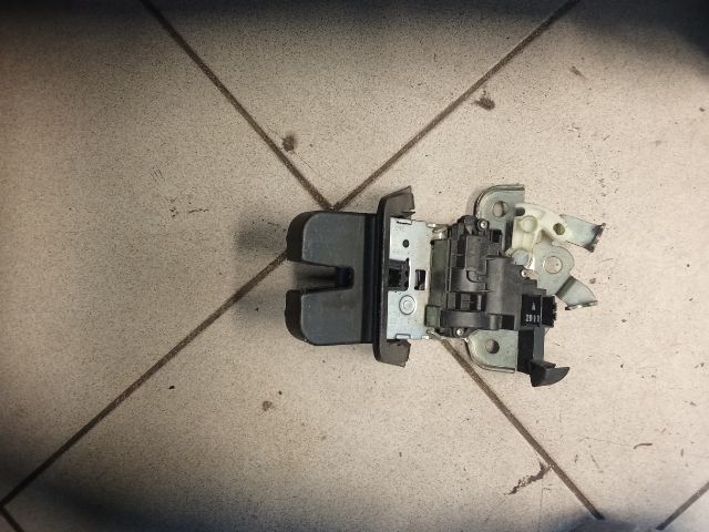 bontott AUDI A4 B8 Csomagtérajtó Zárszerkezet