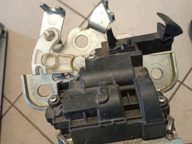 bontott AUDI A4 B8 Csomagtérajtó Zárszerkezet