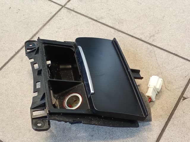 bontott AUDI A4 B8 Első Hamutartó