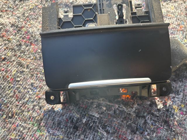 bontott AUDI A4 B8 Első Hamutartó