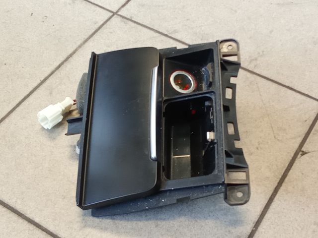 bontott AUDI A4 B8 Első Hamutartó