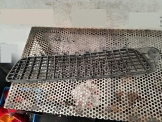 bontott AUDI A4 B8 Első Lökhárító Alsó Középső Díszrács