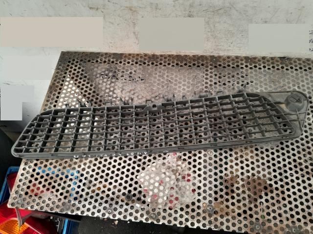 bontott AUDI A4 B8 Első Lökhárító Alsó Középső Díszrács