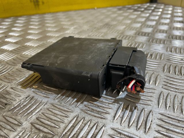 bontott AUDI A4 B8 Feszültségszabályzó