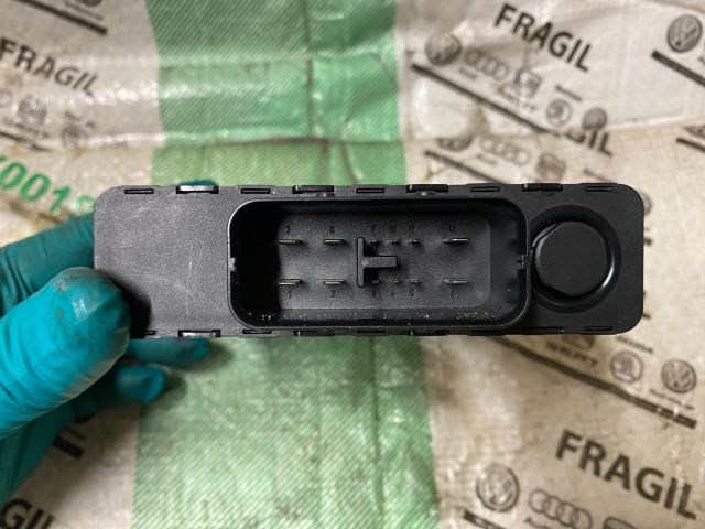 bontott AUDI A4 B8 Feszültségszabályzó