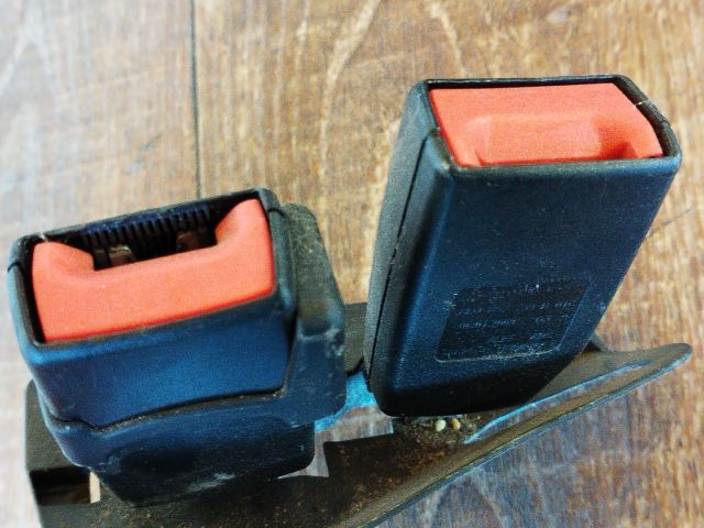 bontott AUDI A4 B8 Hátsó középső Biztonsági Öv Csat