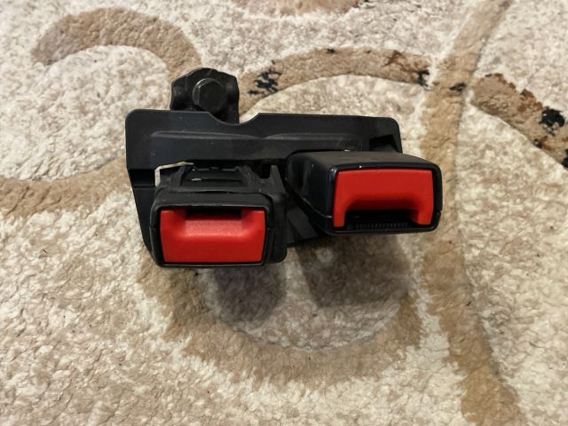 bontott AUDI A4 B8 Hátsó középső Biztonsági Öv Csat