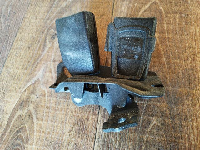 bontott AUDI A4 B8 Hátsó középső Biztonsági Öv Csat