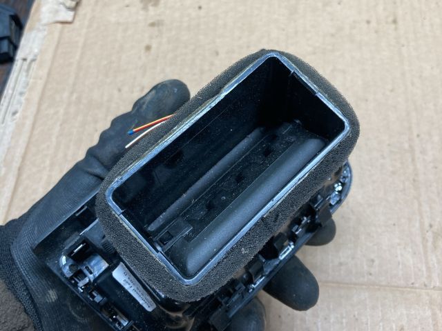 bontott AUDI A4 B8 Hátsó középső Szellőző