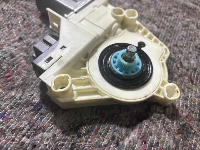 bontott AUDI A4 B8 Jobb első Ablakemelő Motor