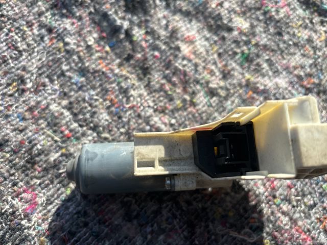 bontott AUDI A4 B8 Jobb első Ablakemelő Motor