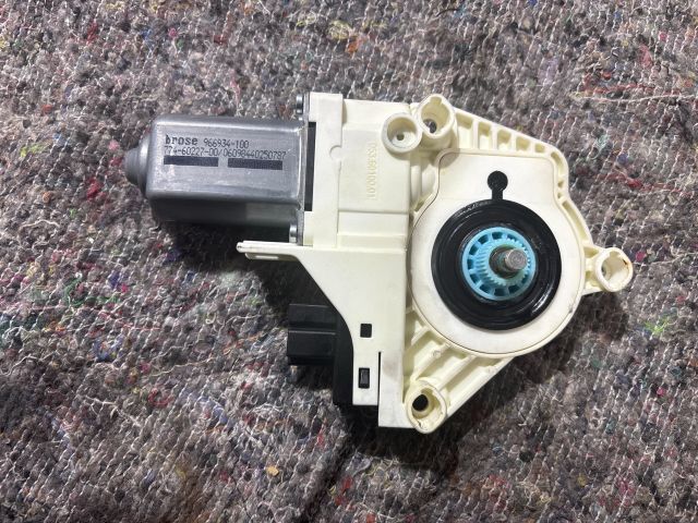 bontott AUDI A4 B8 Jobb első Ablakemelő Motor