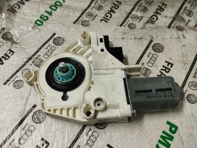 bontott AUDI A4 B8 Jobb első Ablakemelő Motor