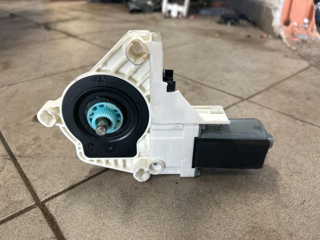 bontott AUDI A4 B8 Jobb első Ablakemelő Motor