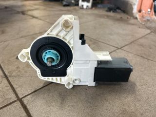 bontott AUDI A4 B8 Jobb első Ablakemelő Motor