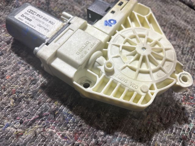 bontott AUDI A4 B8 Jobb első Ablakemelő Motor