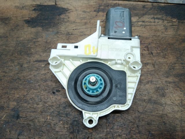 bontott AUDI A4 B8 Jobb első Ablakemelő Motor