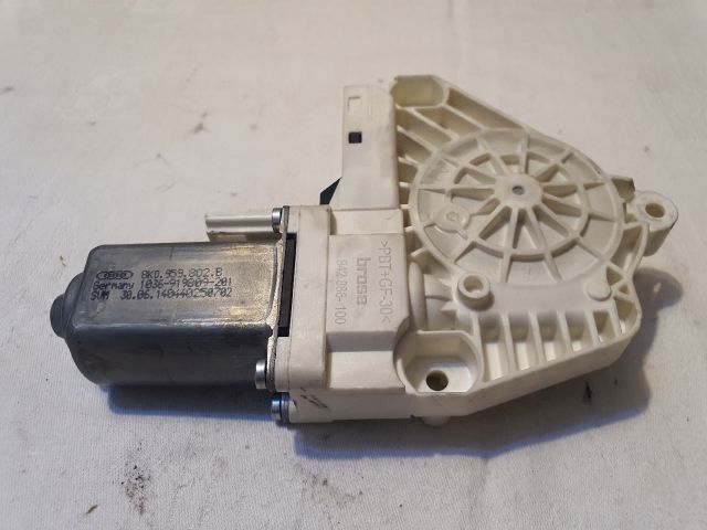bontott AUDI A4 B8 Jobb első Ablakemelő Motor