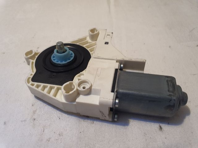 bontott AUDI A4 B8 Jobb első Ablakemelő Motor