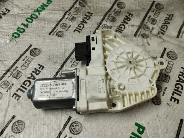 bontott AUDI A4 B8 Jobb első Ablakemelő Motor