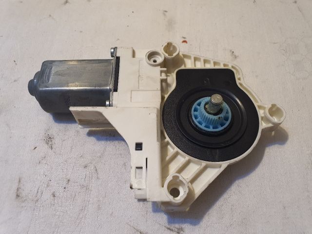 bontott AUDI A4 B8 Jobb első Ablakemelő Motor
